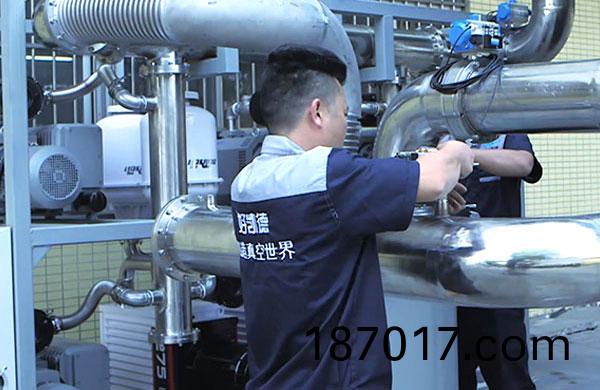 一檯(tai)水(shui)環(huan)泵(beng)真空機組(zu)，挐走(zou)了我的(de)第(di)一(yi)次(ci)……