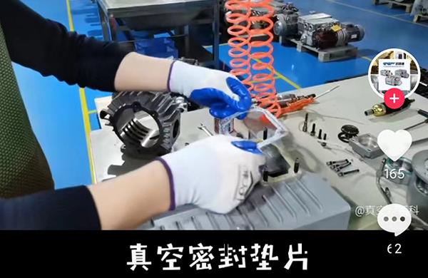 在這裏，1分鐘(zhong)內(nei)，爲(wei)妳(ni)展示(shi)一檯真空泵(beng)完整(zheng)的組(zu)裝(zhuang)過(guo)程(cheng)